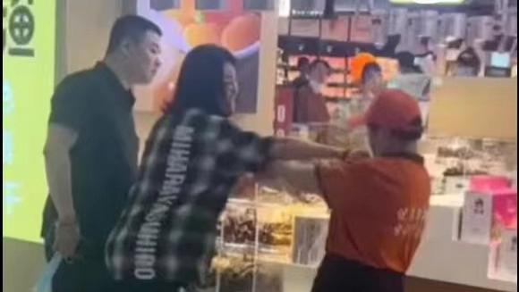 女子直接试吃售卖食品，被劝阻后还辱骂员工，店家：已向商场反映