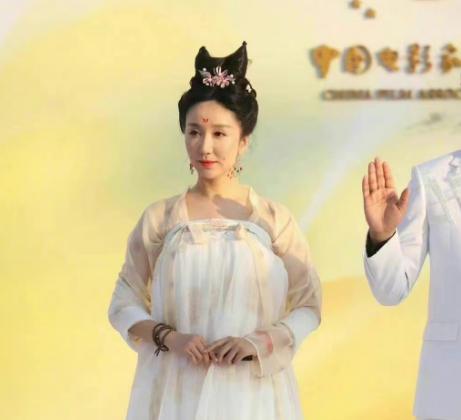 关晓彤|金鸡奖造型大赏：倪妮柳岩大秀身材，关晓彤陈妍希造型又翻车！