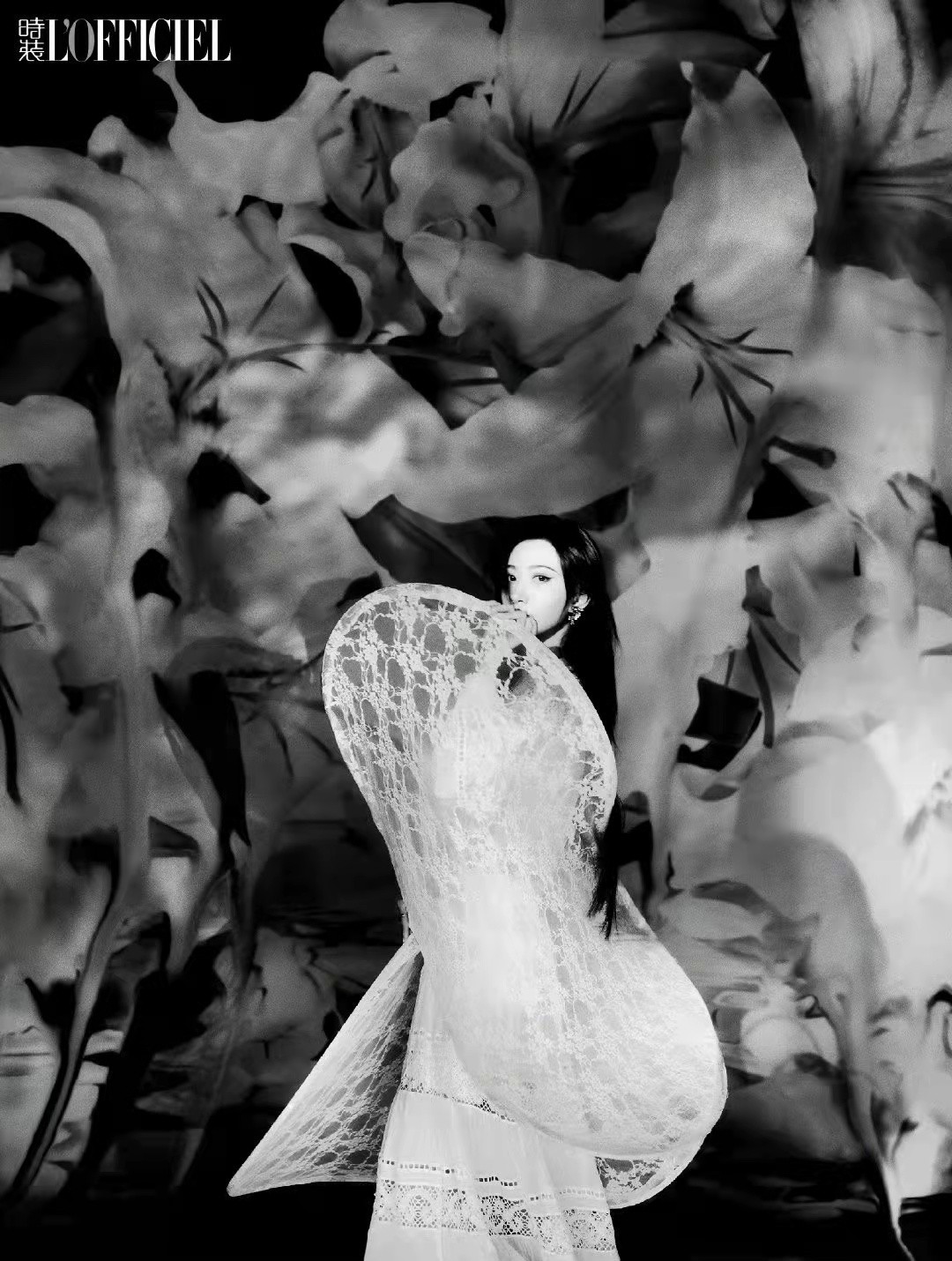 景甜|景甜新时尚大片曝光！穿碎钻裙化名伶妆造型封神，真不愧是富贵花