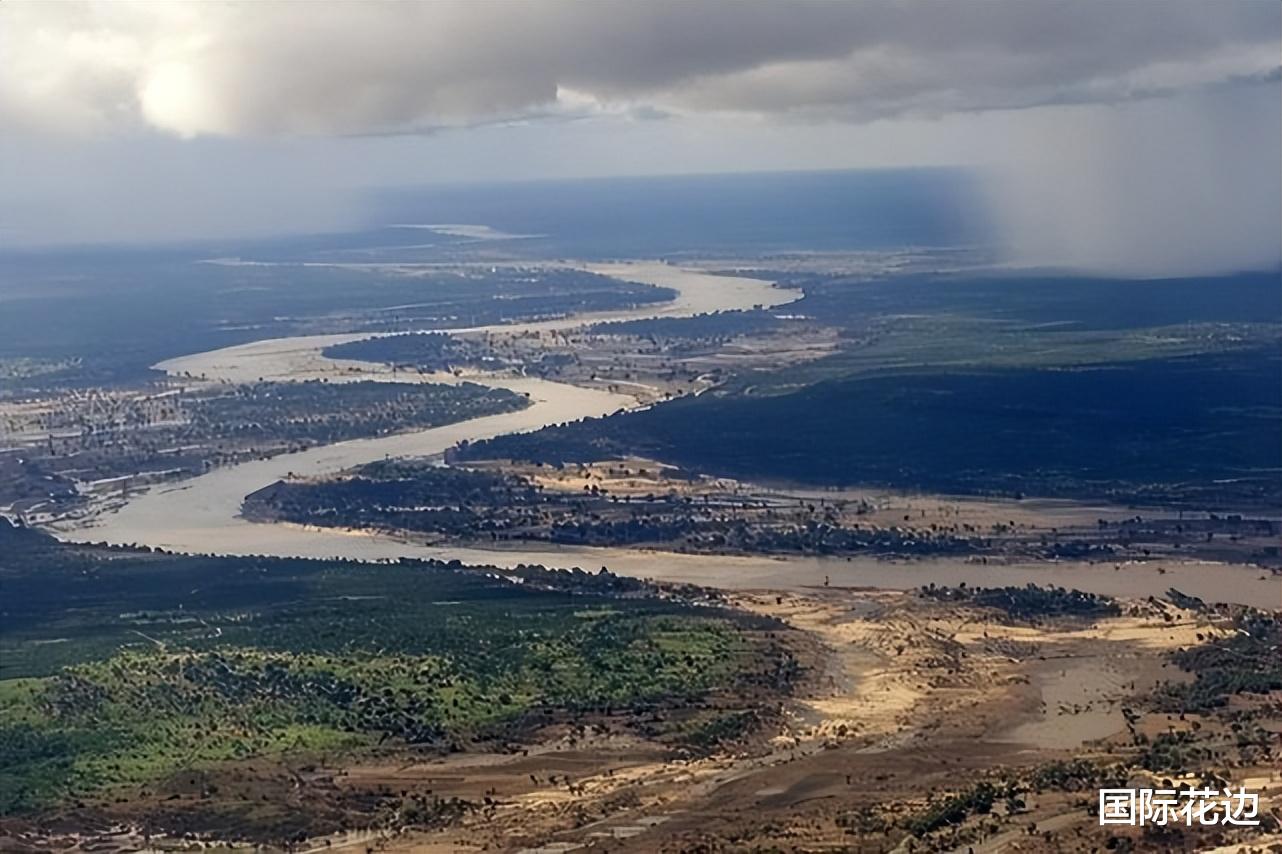 |南非女子在河边钓鱼，竟被人当成河马一枪打中
