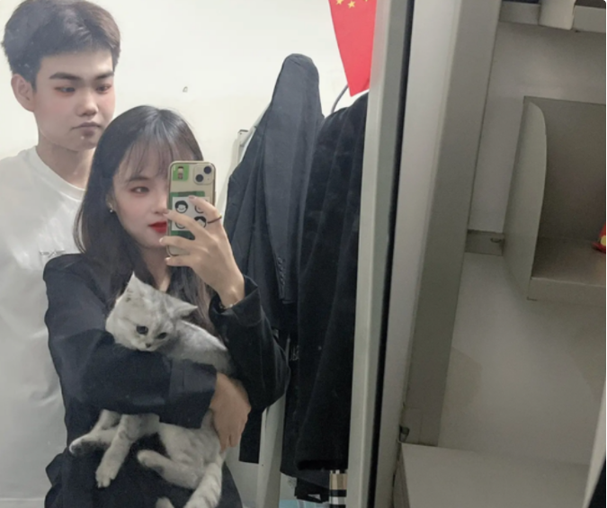 宿舍|女导员去男寝过生日,照片流出被质疑行为不当,本人回应再引热议