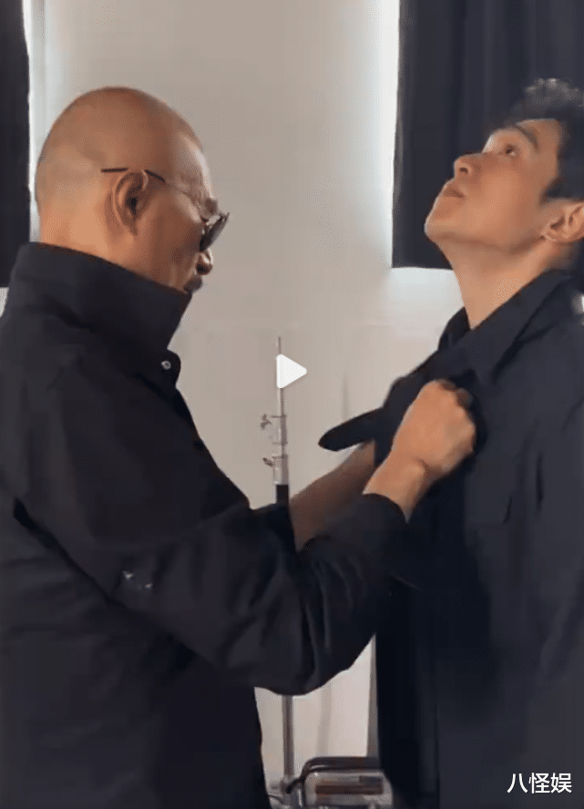 安娜·德·阿玛斯|徐锦江罕晒全家福,儿子剑眉星目颜值扎眼,老婆扎冲天揪超个性