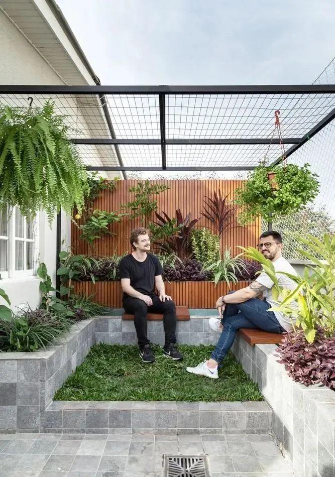 顶楼露台砖砌水池,在上面加2块板休闲,相当于拥有了一个小院子