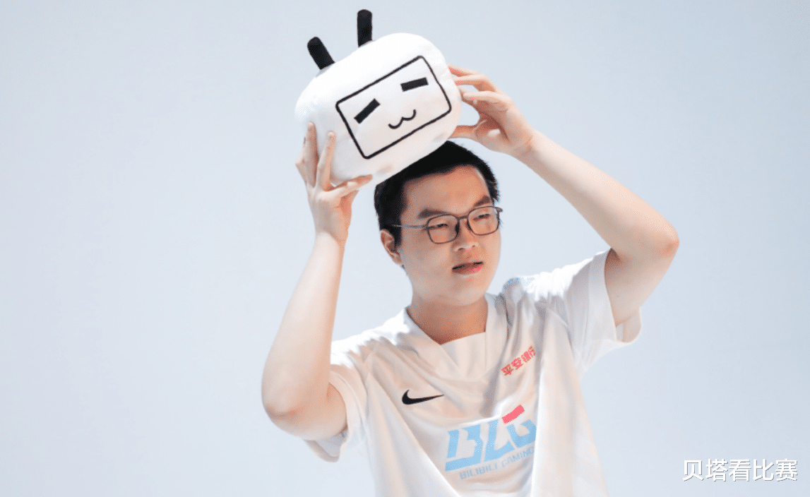 |恭喜Bin！疑似恋爱，女生不是网红脸！2人公开互关，国服疯狂双排