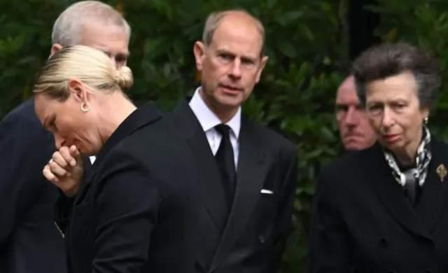 安妮公主|72岁安妮公主面如土色,护送女王灵柩离开,比查尔斯悲伤多了