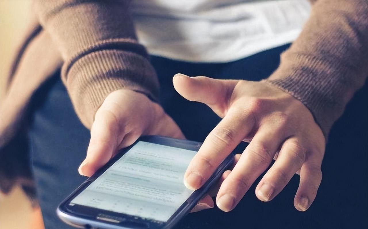 常在晚上看“黄色网”的注意!手机出现这4个“征兆”,该停手了