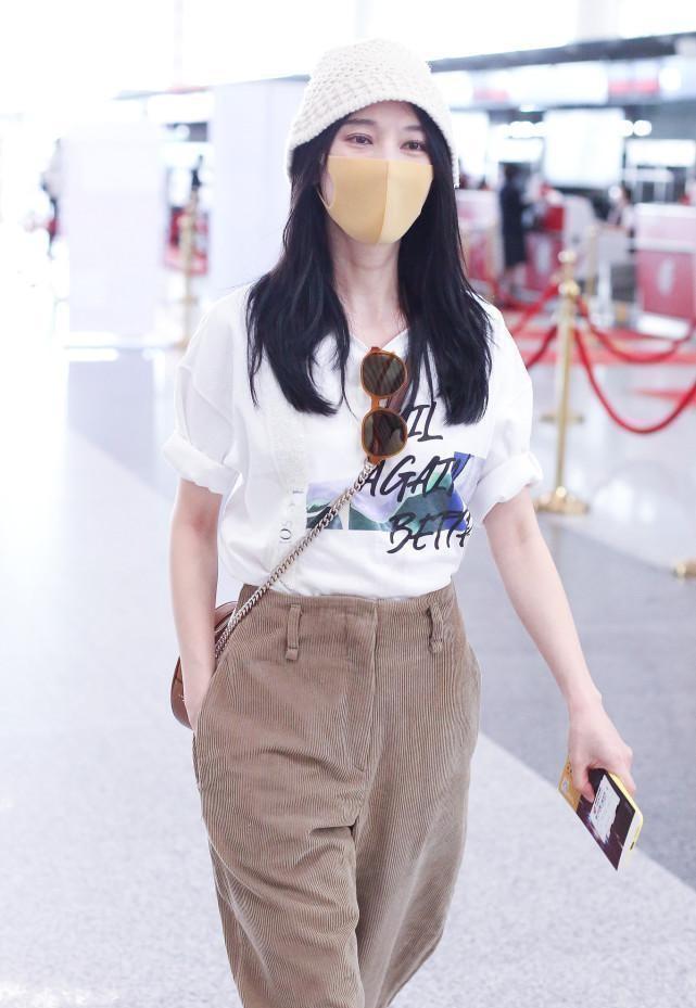 柳岩|柳岩张俪同框,看出身材差异,都穿休闲套装,柳岩看着腿有点短