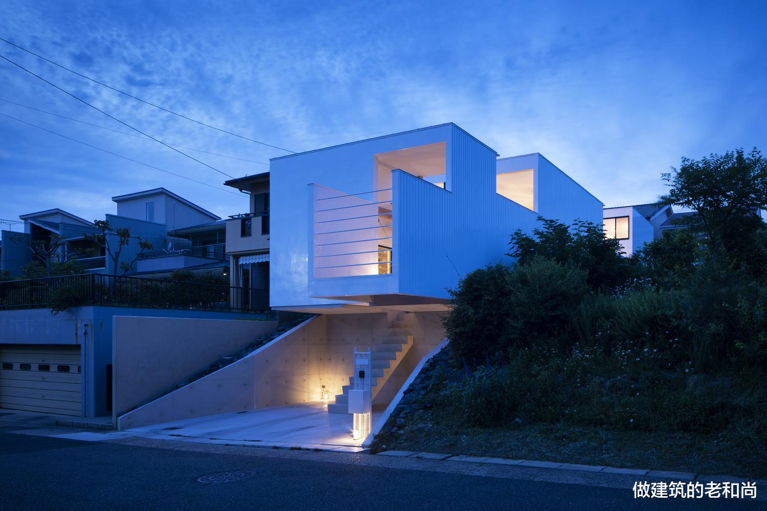 狭长地块上的住宅设计：置入庭院空间是关键