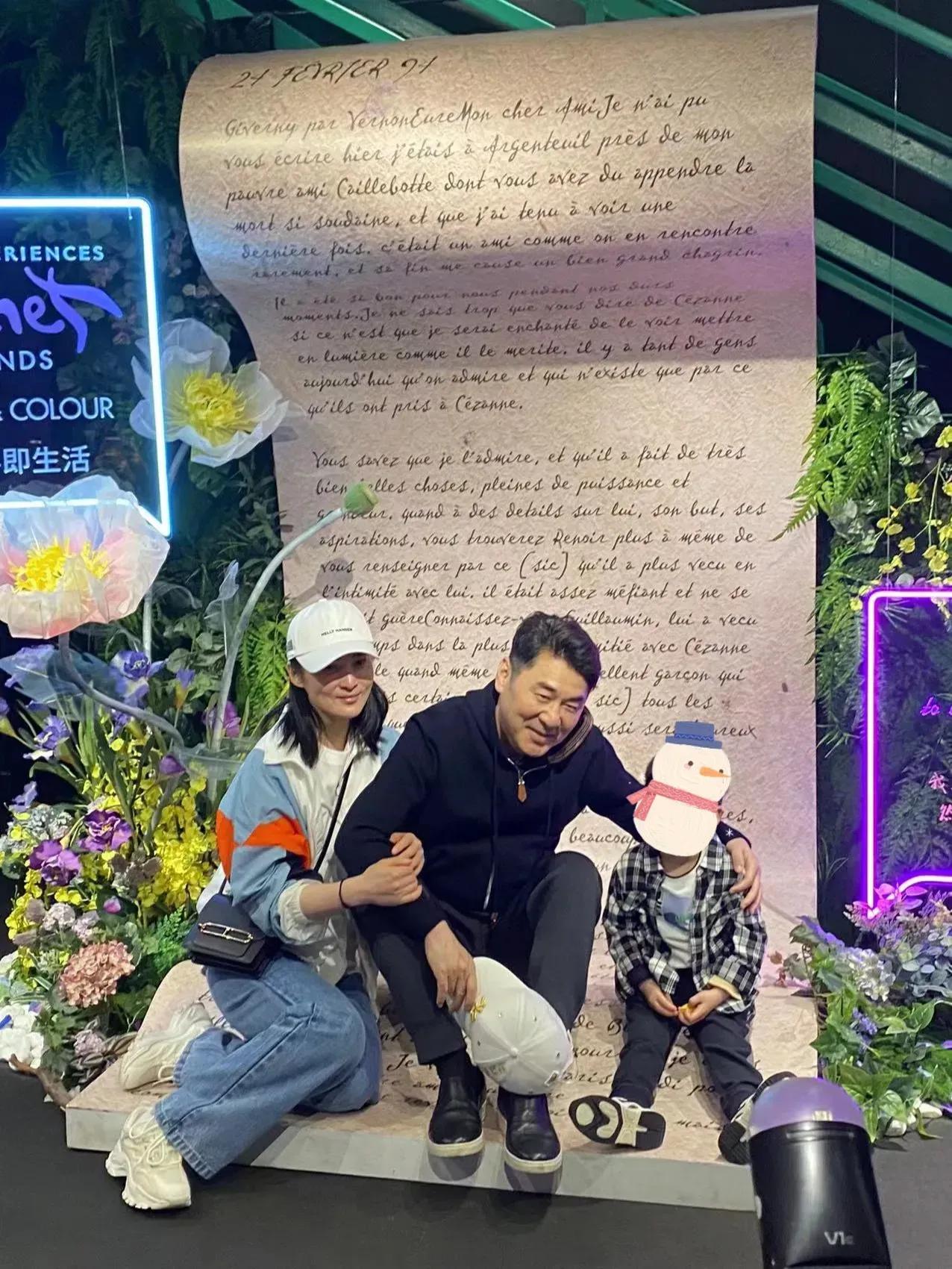 蒋勤勤|蒋勤勤和大儿子同框，15岁小老比妈妈高出一个头，身高直逼一米九