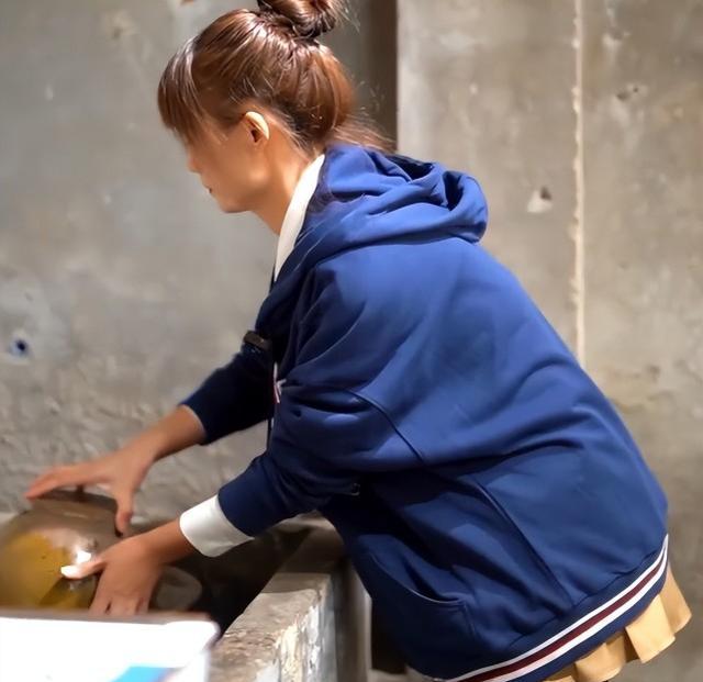 |网红严素穿JK短裙，在父亲面前弯腰摘毛豆引争议，网友：丢人现眼