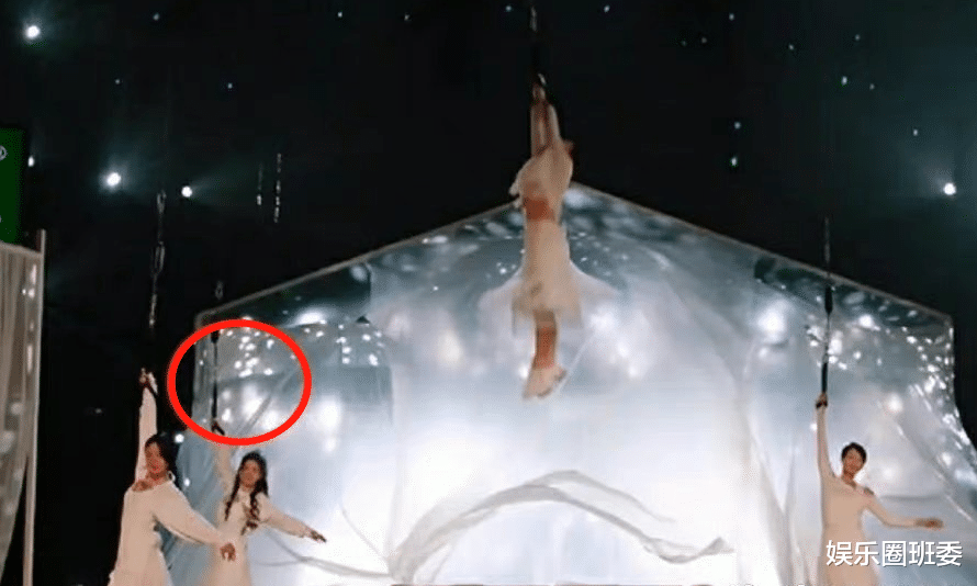 粉红女郎|黄奕《浪姐》吊威亚出事故！绳子脱落被猛摔在地，双眼哭肿惹人怜