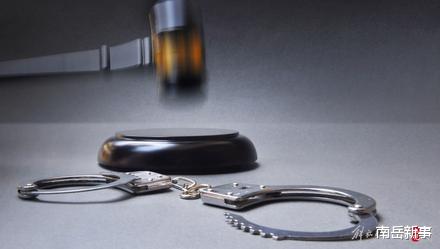 唐山打人者已有两人被抓,律师:涉嫌两项罪名,女子同伴砸酒瓶应是正当防卫