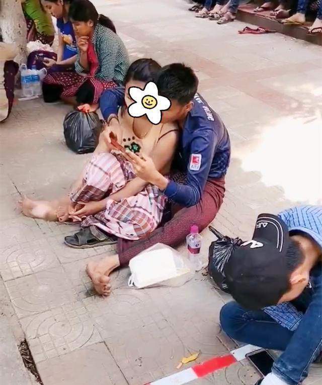 男子怀抱漂亮女友,光脚坐地上看手机,谁说世间没有真爱?