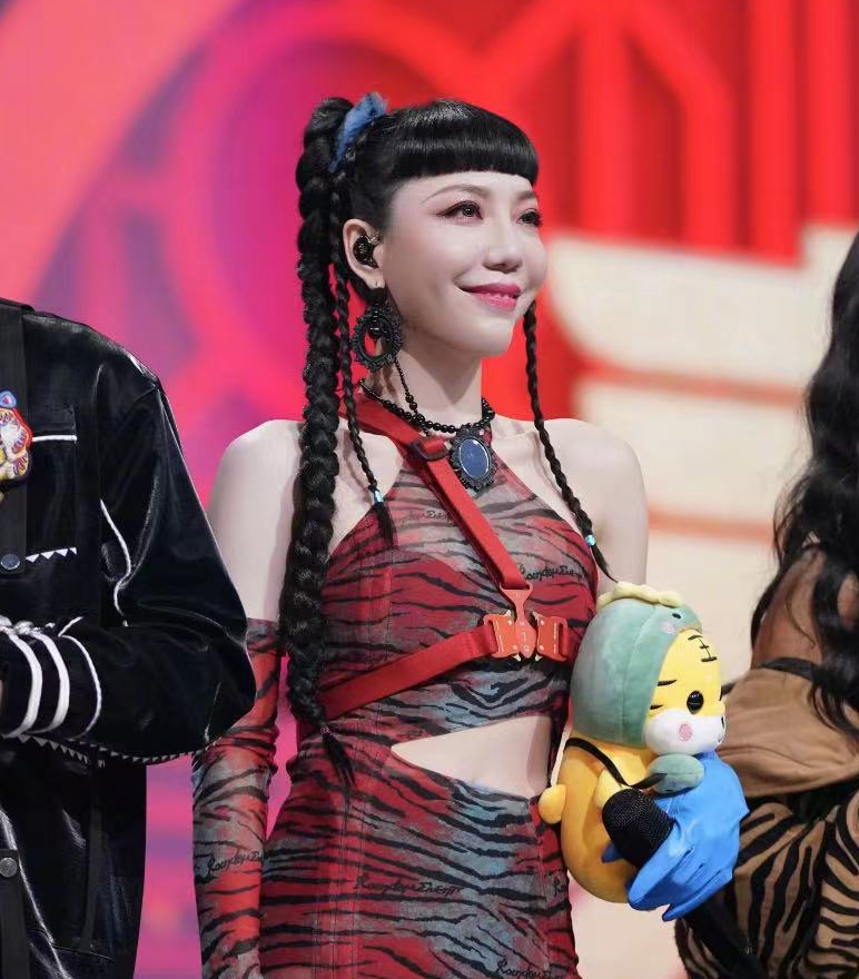 明星素颜|常年以烟熏、舞台妆出境，一旦素颜犹如“换脸”，几乎都认不出