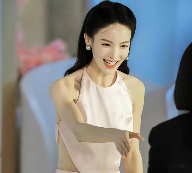 娱乐圈|骨瘦如柴、全身涂白、满嘴假牙,娱乐圈的这些“审美”真不高级