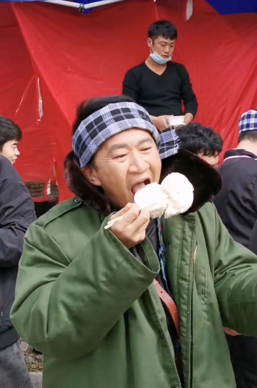 李嘉明|38岁李嘉明回乡下出生地,破旧脏乱堆满干柴,父母已去世物是人非