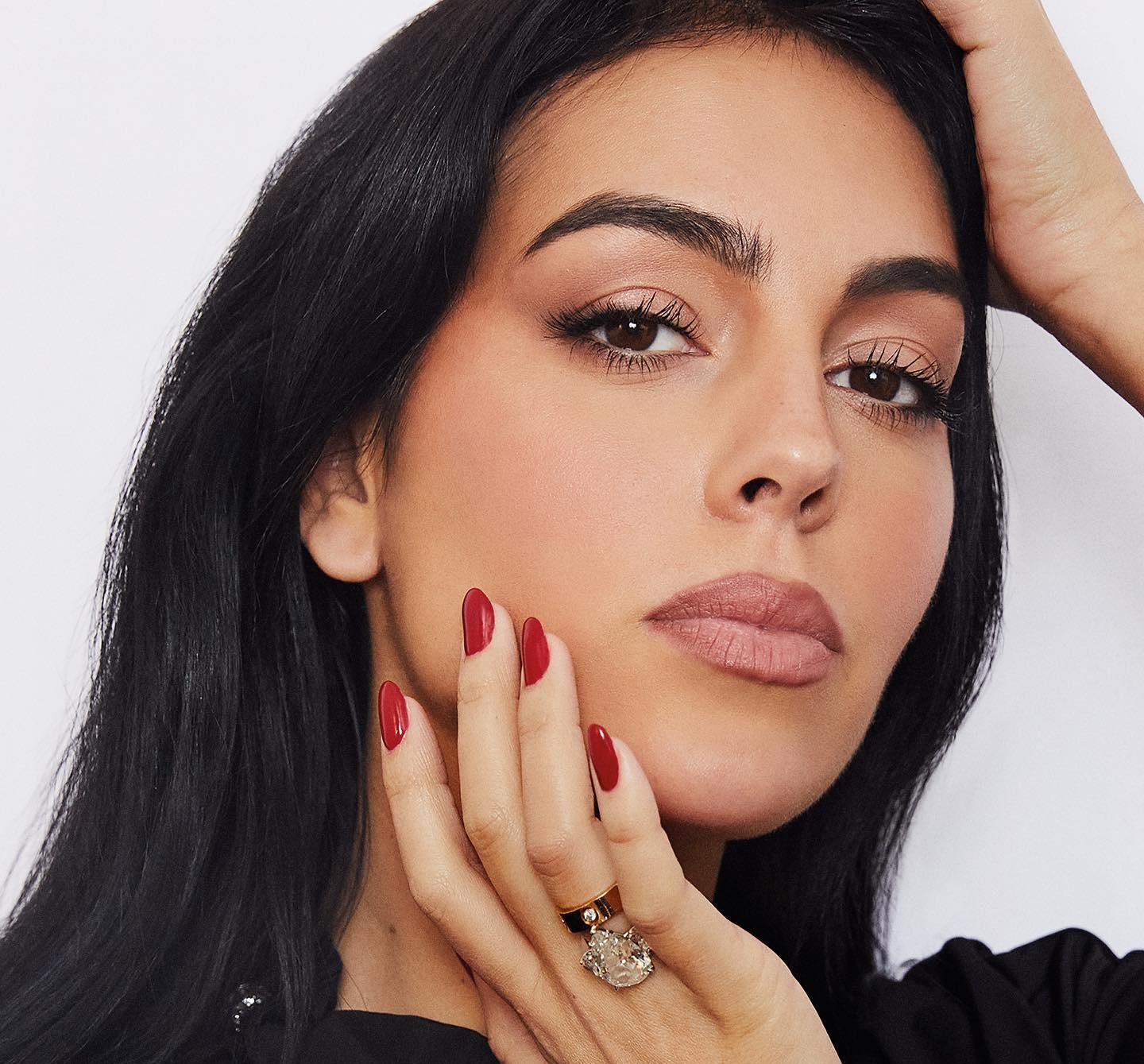 大宅门|乔治娜晒纪录片封面,穿天鹅绒运动服,脚踩餐桌吃汉堡超霸气