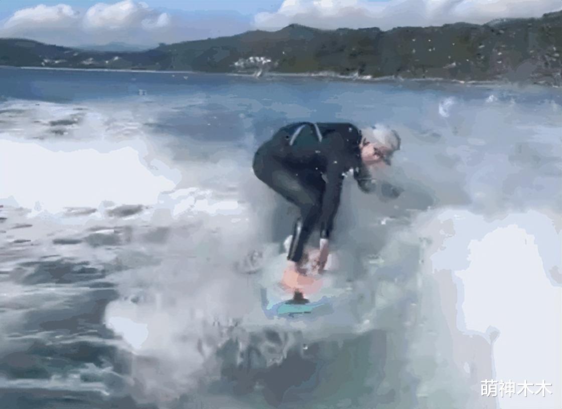 周星驰|60岁周星驰冲浪滑水兴致高，被扒是钞能力运动，一小时花费两三千