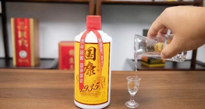 湖南几女子去重庆玩,点3菜2酒花430块,等菜上桌几人偷乐: 太实惠