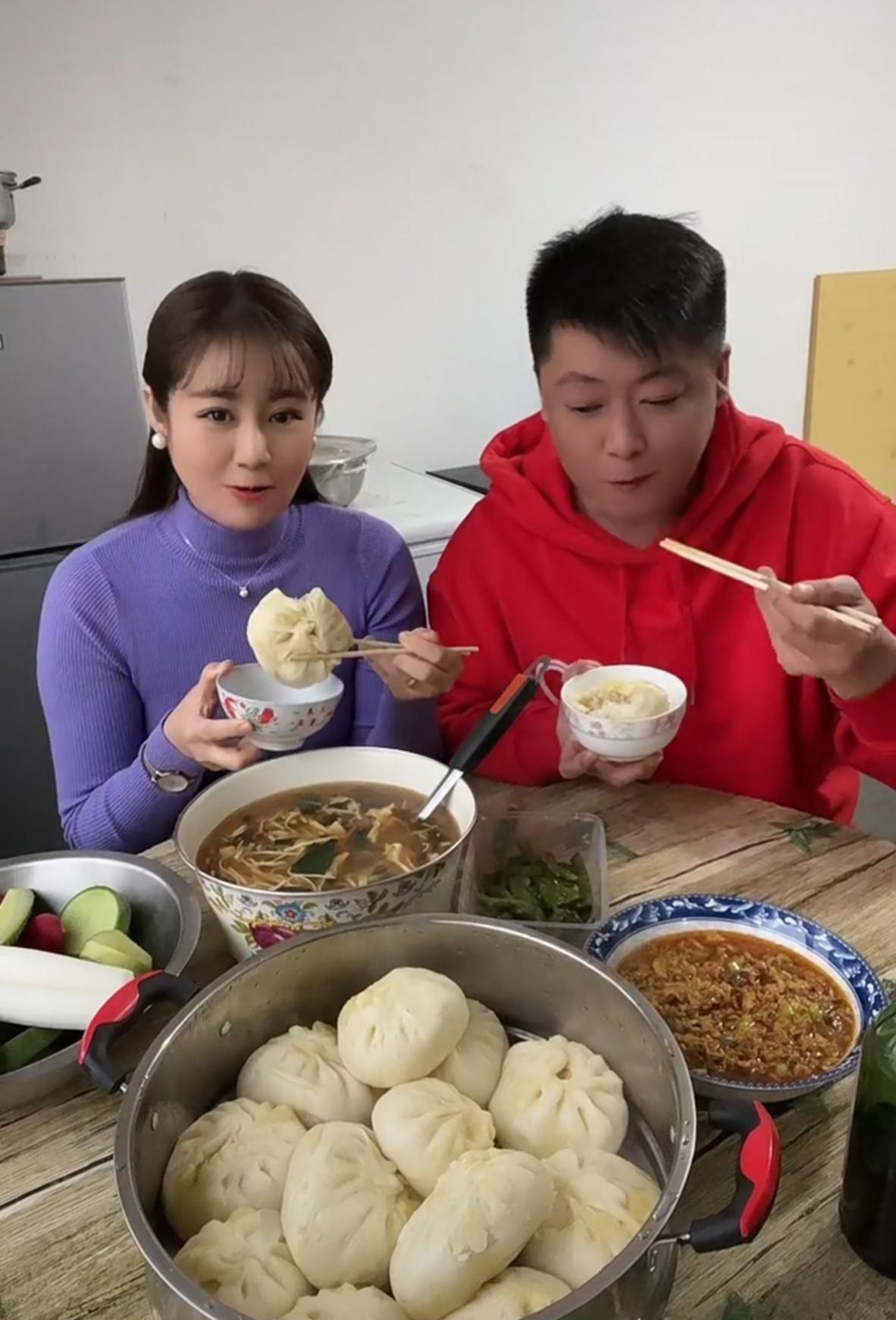 毕畅|王小蒙晒聚餐照，谢永强变瘦后下巴比毕畅还尖，摆12个包子饭量大