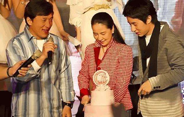 成龙|68岁成龙索要空姐地址!女方颜值高,不输林凤娇,贴身合影显亲密