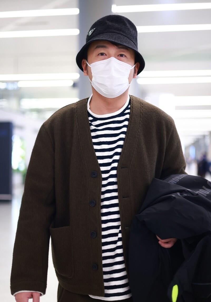 雷佳音|雷佳音现身上海机场 头戴渔夫帽帅气潇洒