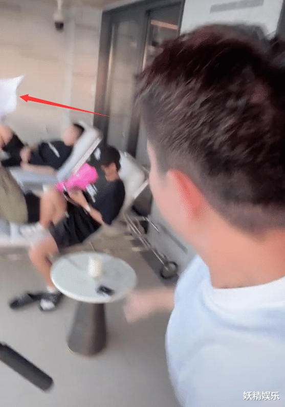 贾乃亮|贾乃亮晒视频激动喊话:我要换助理!晒出行程表,忙到凌晨休息2小时