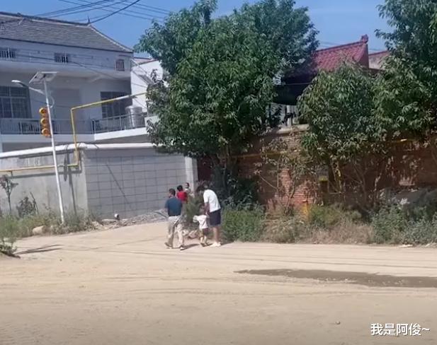 陕西一女子回娘家爸妈领着女婿外孙就走,把她落原地:谁是亲生的