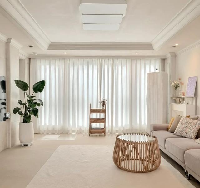 80㎡出租房,小姐姐花时间改造下,客厅只刷白墙,也足够舒适温馨