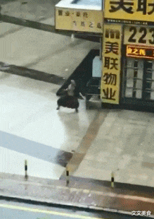 |搞笑GIF趣图:兄弟,这要是在职场,你肯定能爬的更高