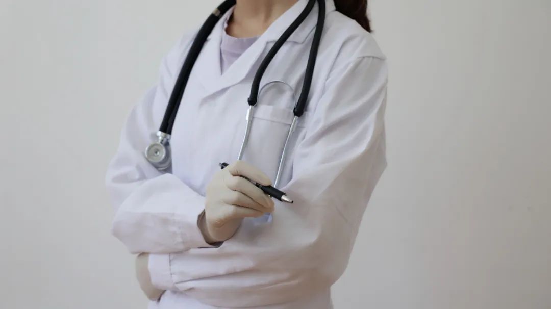 老年斑|腰椎问题逐渐年轻化的当下，了解这3点，或能防治腰间盘突出