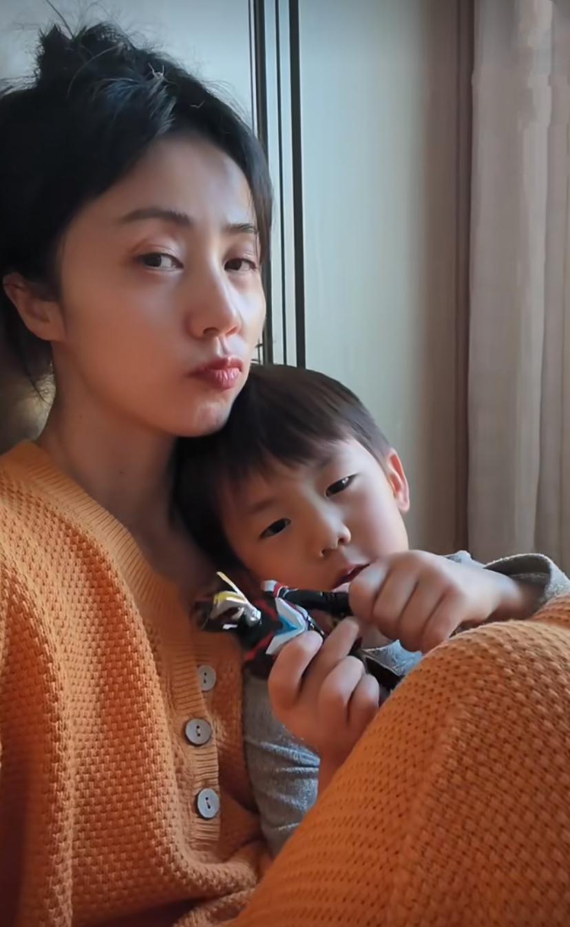 黄忆慈|黄多多晒和外籍同学合照秒删，妆容精致显成熟，仰拍角度身材超好