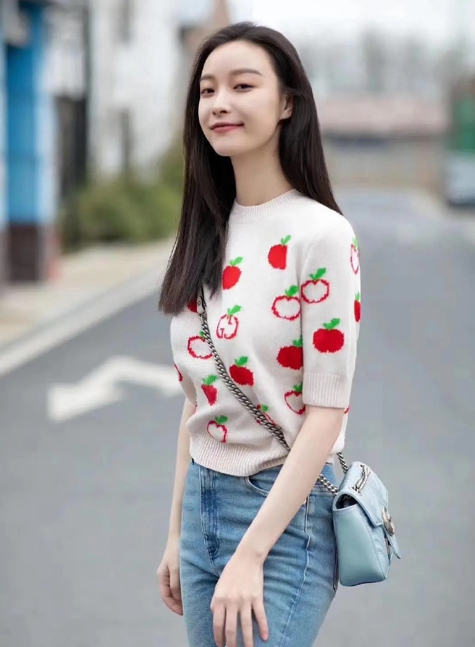 倪妮|倪妮气质绝了，皮粉色西装帅气知性，白色红苹果印花短袖清新甜美