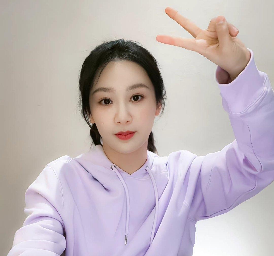 春晚|杨紫春晚联排公主头造型路透，白色羽绒服稍显臃肿，新剧开机在即