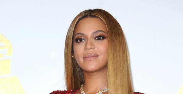 明星 从凯特到维多利亚,明星们使用铅笔和钢笔化妆,让眼睛更大更有神