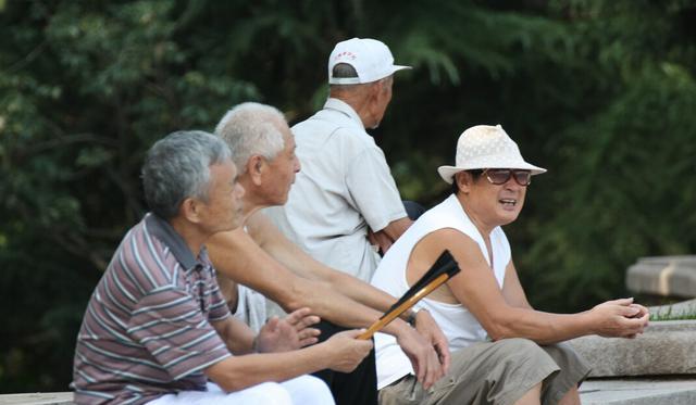 我爸60岁退休,又去应聘了保安,看到首月养老金后,我才明白原因