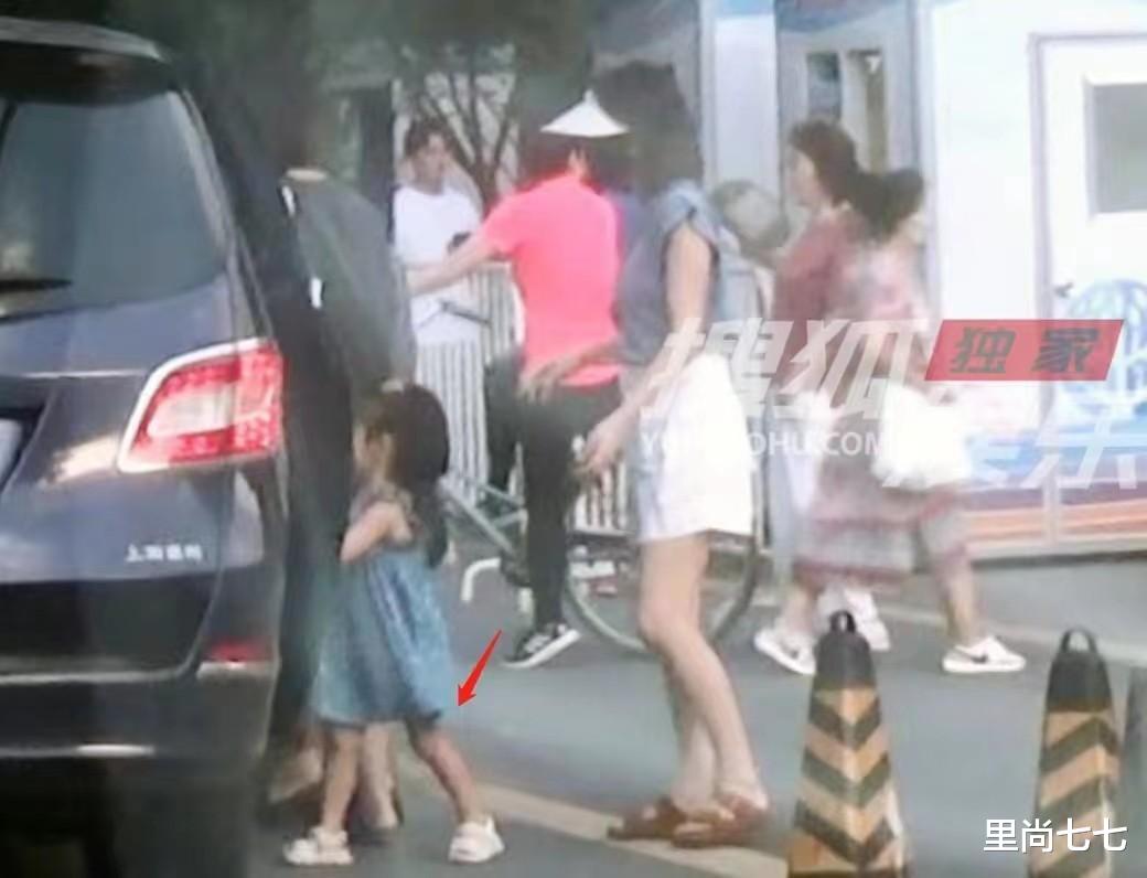 高圆圆带女儿玩，3岁女儿侧脸五官饱满，她少女风打扮太嫩了