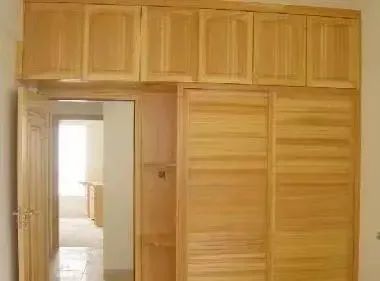 一旦发现缺德木工给你这样做衣柜，万万不能心软，工钱一分都别想