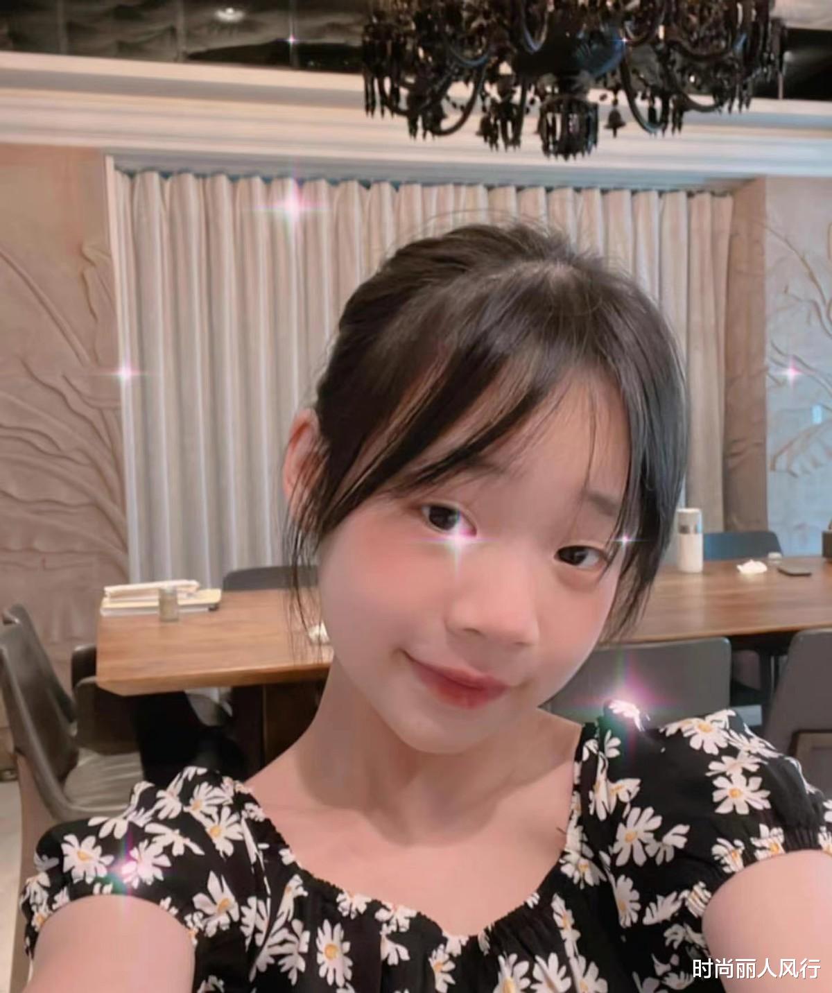 新木乃伊|小s太骄傲了!三女儿颜值终于逆袭,近照曝光穿印花裙气质变优雅