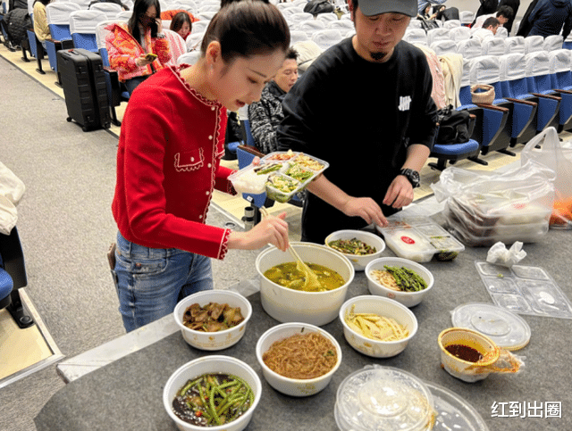 春晚|颖儿上春晚后应酬不断，烂醉如泥被俩男子架上车，由老公搀扶回家