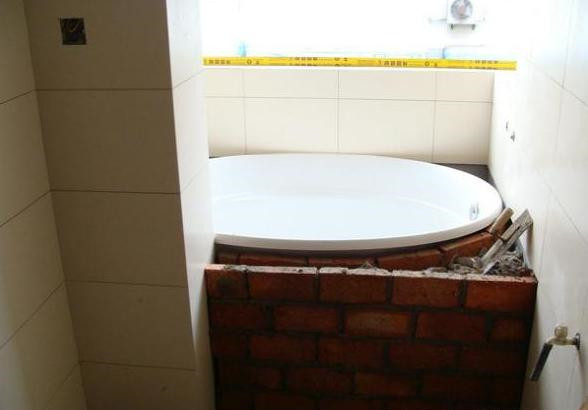 巴掌大的卫生间,请老师傅砌了个浴缸,发到业主群被赞爆了!