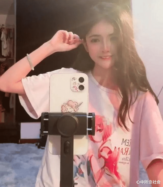 萝莉|狗头萝莉欲转型美妆博主，素颜出镜获好评，男粉丝：我居然看完了