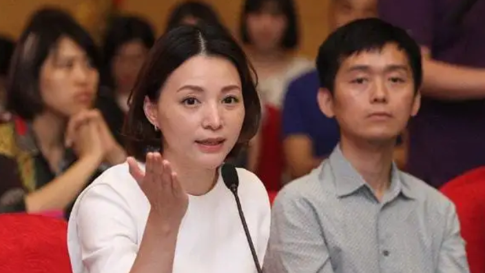 董卿|当年董卿和有妇之夫密春雷相恋，据说密春雷的老婆金晶找到董卿大吵大闹