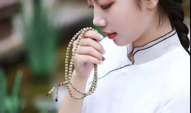 沉香手串|《沉香你懂吗？“沉”的惊世 “香”的骇俗》