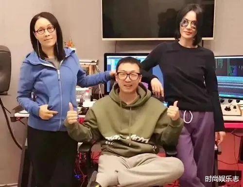 王菲|王菲在生活中并不高冷，和那英手舞足蹈比手势，是一个活泼老阿姨