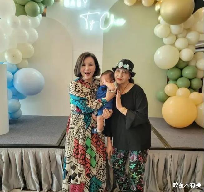 元秋|72岁戏骨元秋罕见现身，与家人去酒楼吃大龙虾，吃相豪爽身体硬朗