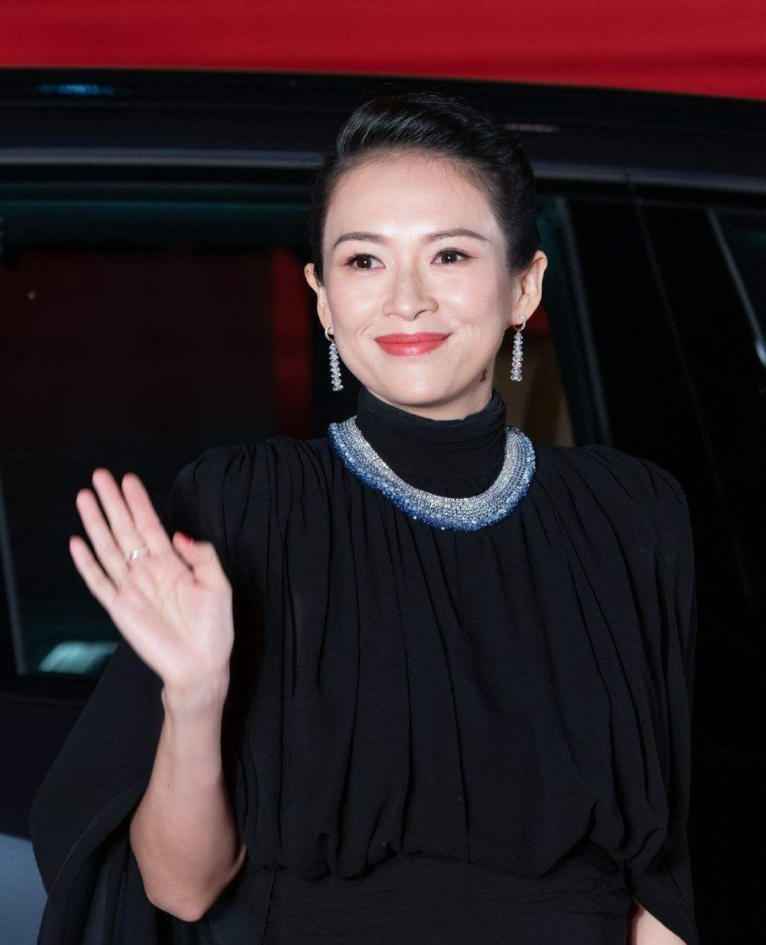 章子怡|43岁章子怡素颜带娃出门！细心体贴蹲下喂水，粉色短裤大长腿养眼