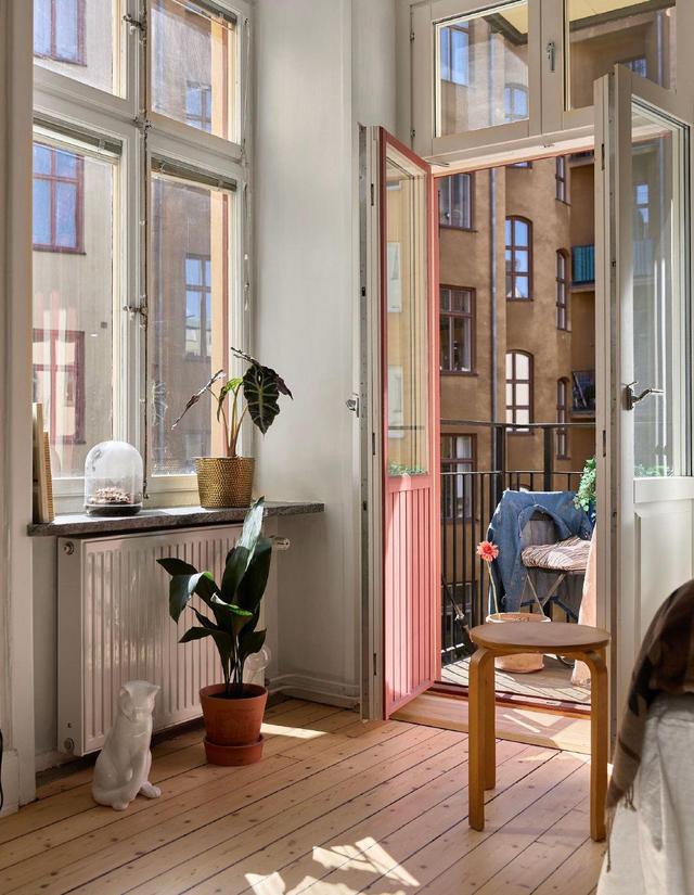 喜欢有精致阳台的小户型,家不需要多大地方,配色舒服,温馨就好