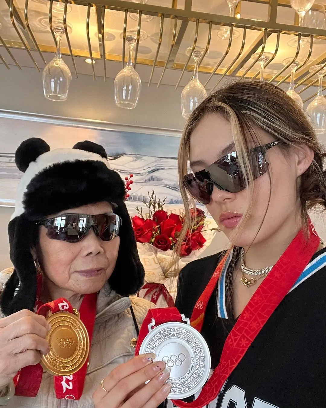 谷爱凌|谷爱凌满场找妈妈!打10个电话无人接!跟奶奶比酷秀金牌!