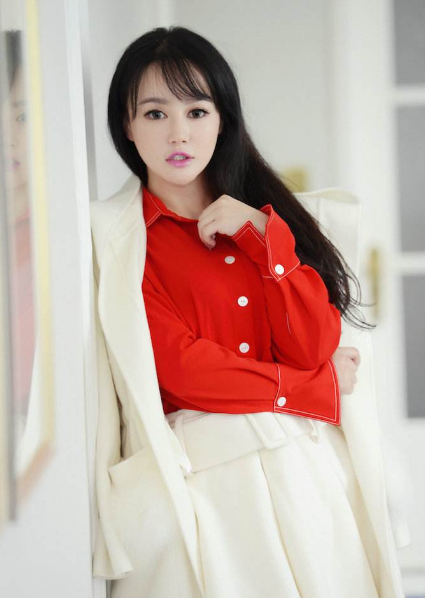 冉莹颖|冉莹颖和拳王秀恩爱，假睫毛能把帽子掀起来，嘴角有明显疤痕